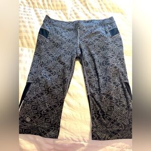 XL Athleta Cropped Work-Out Leggings with adjustable waistband, EUC
